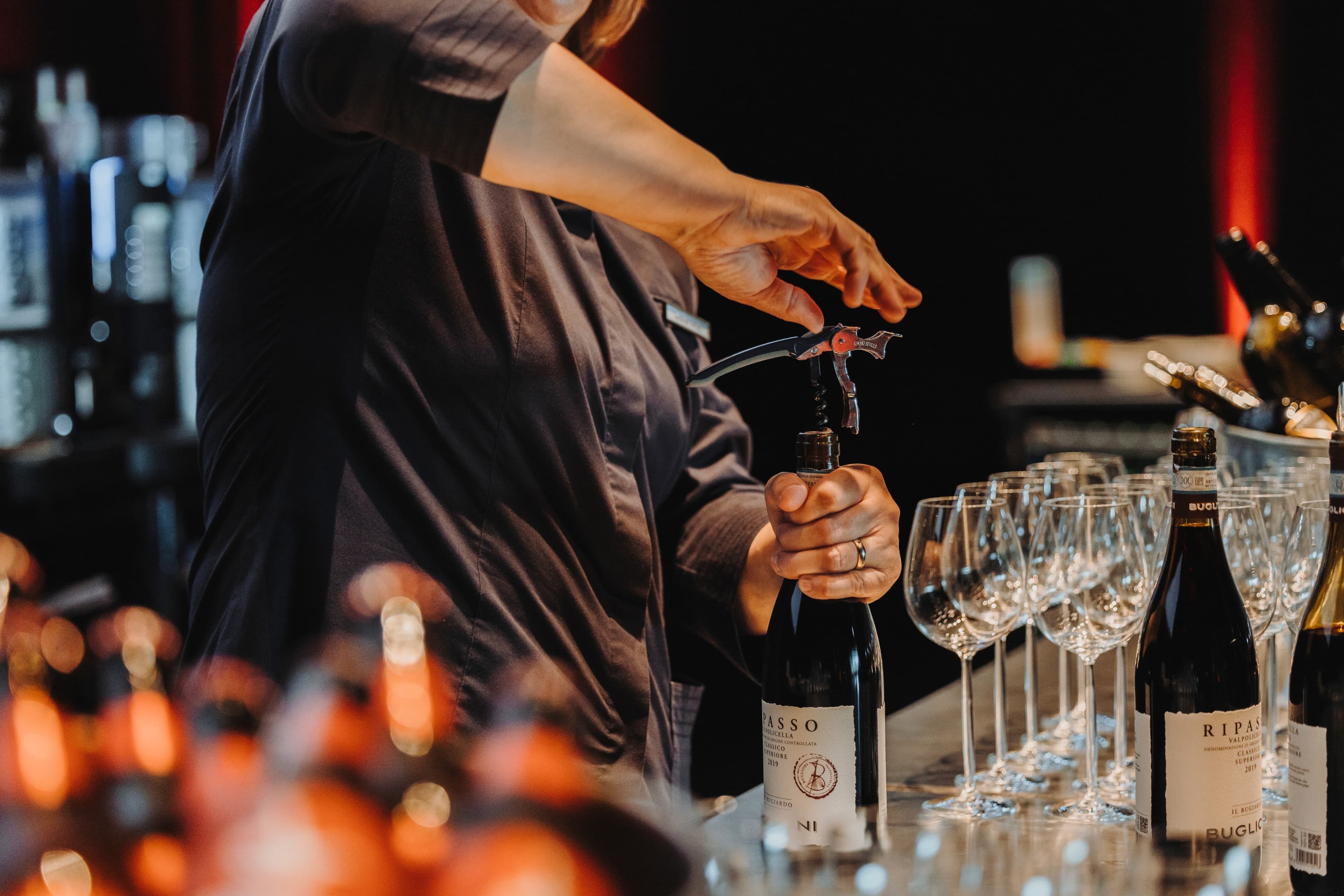 Event catering service opens wine with corkscrew in KKL Luzern