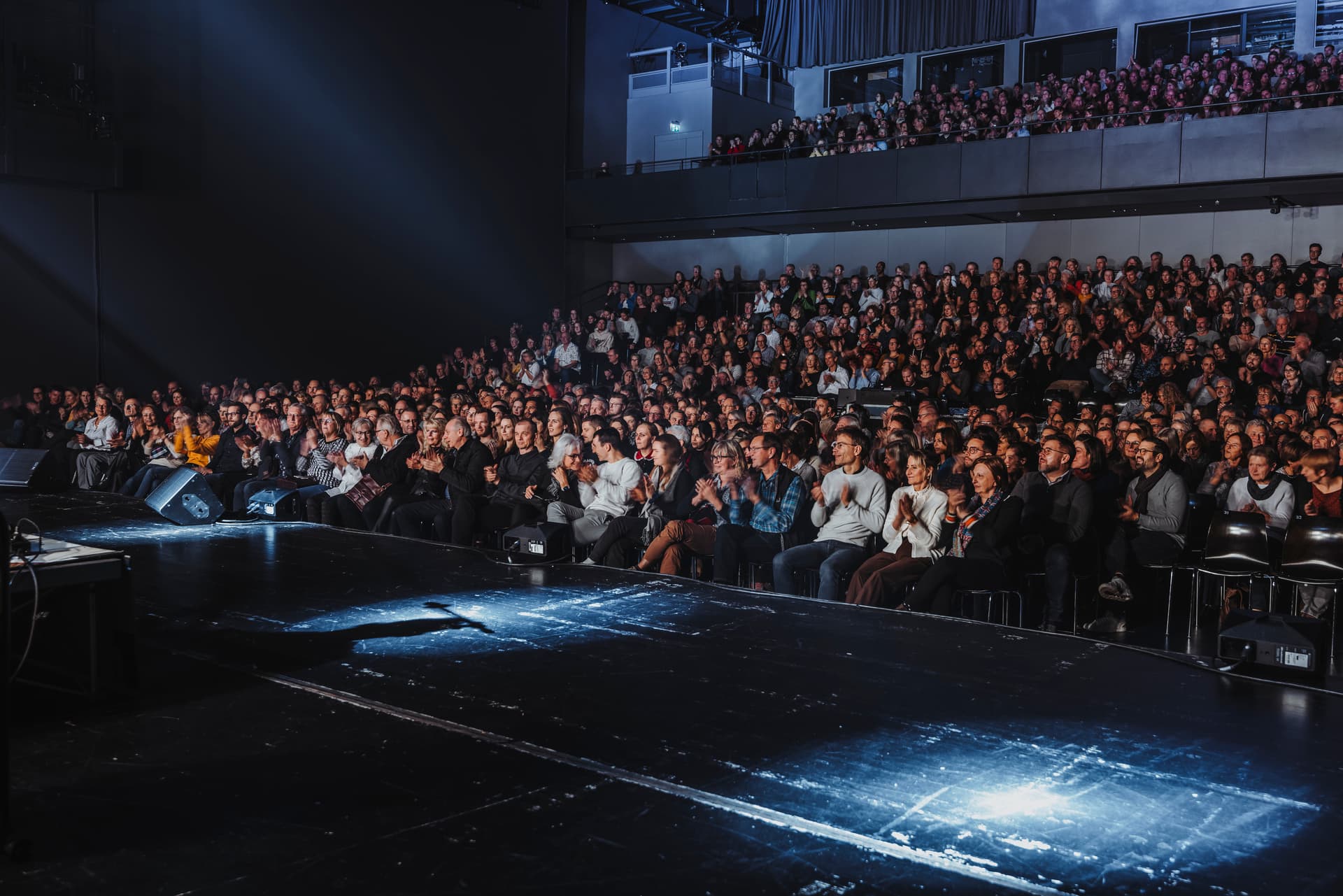 Blick ins Publikum im Luzerner Saal mit halber Tribüne im KKL Luzern