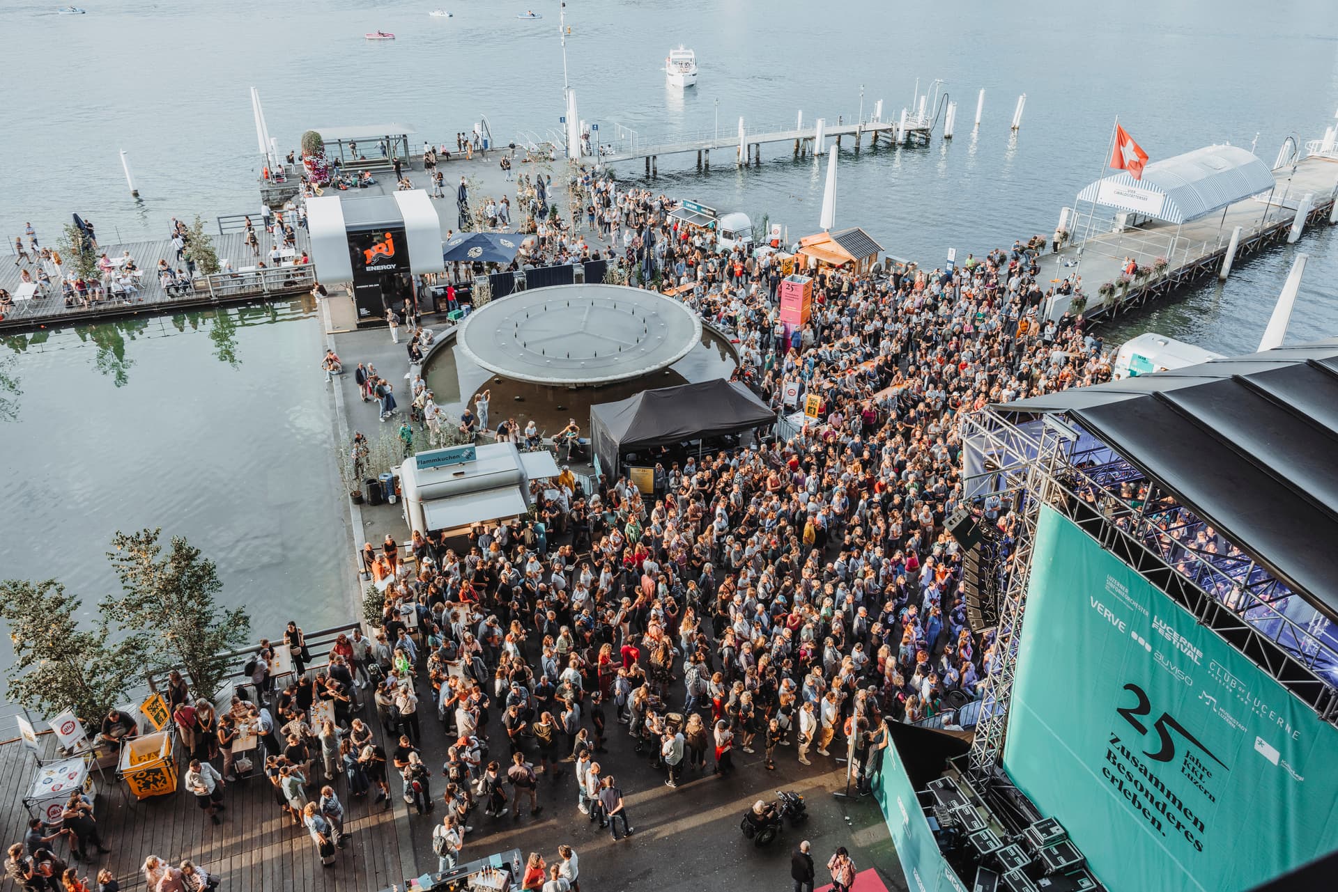Visitors in front of the stage on the Europaplatz during the 25th anniversary of the KKL Luzern